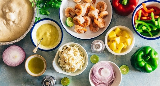 1. Этап. Пицца Морская: 1. Ингредиенты, которые мы будем использовать. Духовку первым делом включите и разогрейте до 200 градусов. На сковороду налейте оливковое масло, отправьте туда креветки. Добавьте соль и перец. Обжарьте несколько минут, помешивая, до готовности.