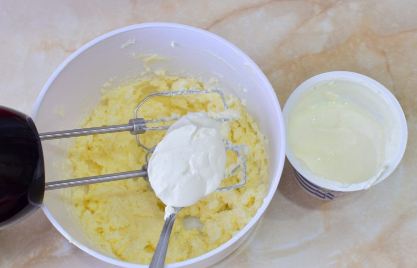 1. Этап. Сметанно-масляный крем для медовика: Так же постепенно вмешивайте сметану. Количество сметаны можно немного изменить. Чем меньше будет сметаны, тем гуще и плотнее будет крем. Для медовика, всё же, не стоит делать очень плотный крем, так как он может не пропитать коржи. Поэтому количество сметаны уменьшать не надо. Можно добавить чуть больше (в зависимости от выбранной жирности).