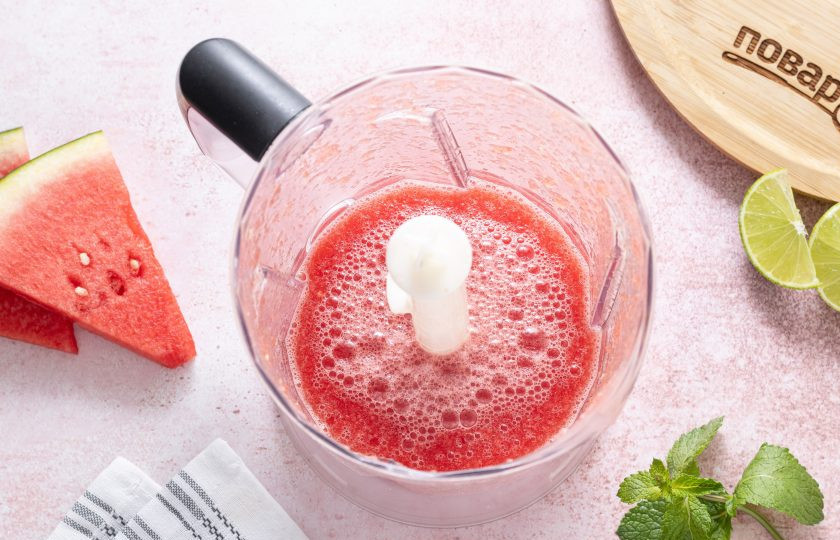 1. Этап. Арбузный зеленый чай: Арбуз очистите от кожуры, порежьте кубиками и удалите семечки. Переложите в блендер и измельчите до однородности.