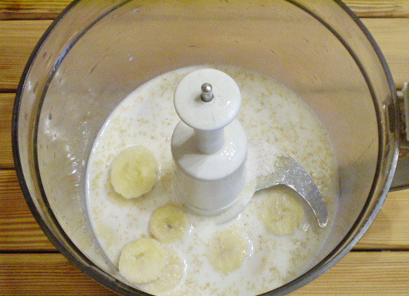 1. Этап. Смузи с овсянкой и бананом: 5. В чашу блендера складываем банан, хлопья овсяные, сахар и заливаем молоком.
