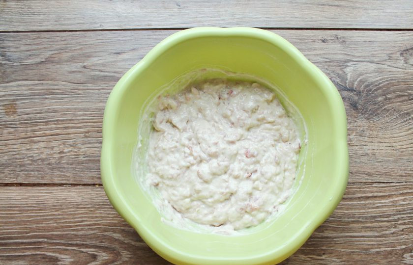 1. Этап. Ленивые пирожки с фаршем: Все поперчите и тщательно перемешайте.