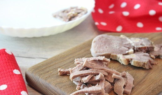 1. Этап. Салат «Тайна Амстердама»: Отварной язык порезать полосками. Полоски языка уложить на блюдо кучкой.