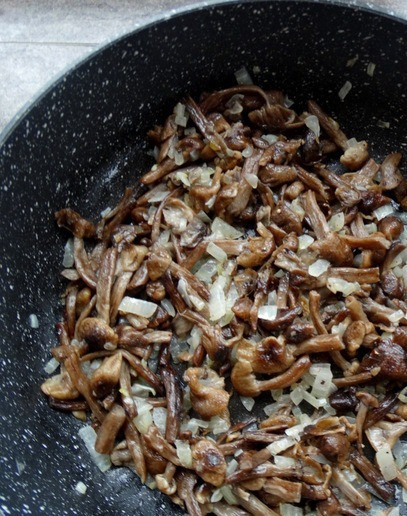 1. Этап. Булочки с грибами под сырной глазурью: Жарить, помешивая, до мягкости лука. В конце посолить и поперчить по вкусу.