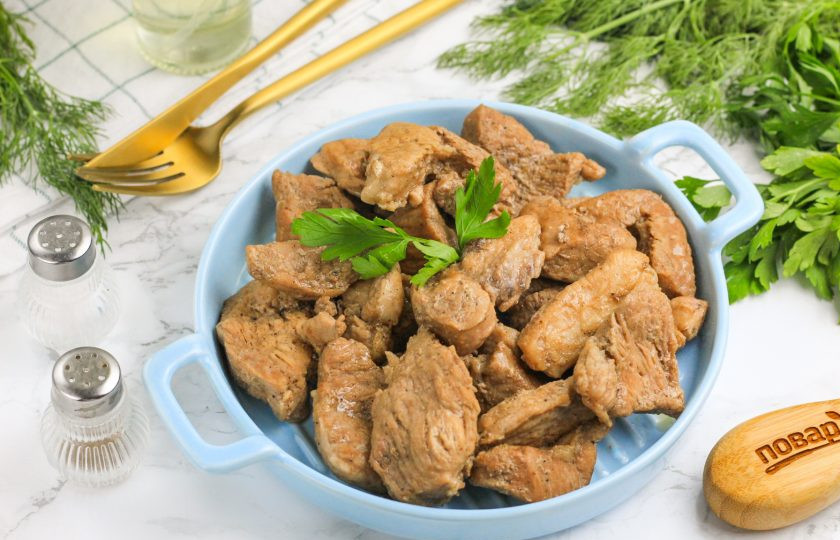 1. Этап. Свиная лопатка на сковороде: Выложите приготовленное мясное блюдо на тарелки и подайте к столу горячим, можно добавить любой выбранный гарнир, соусы и т.д.