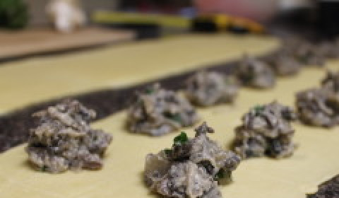 1. Этап. Равиоли грибные: Раскатайте тесто и выложите равномерно начинку.