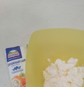 1. Этап. Кофейно-ореховый чизкейк в рожке: В большую миску выложить творожный сыр