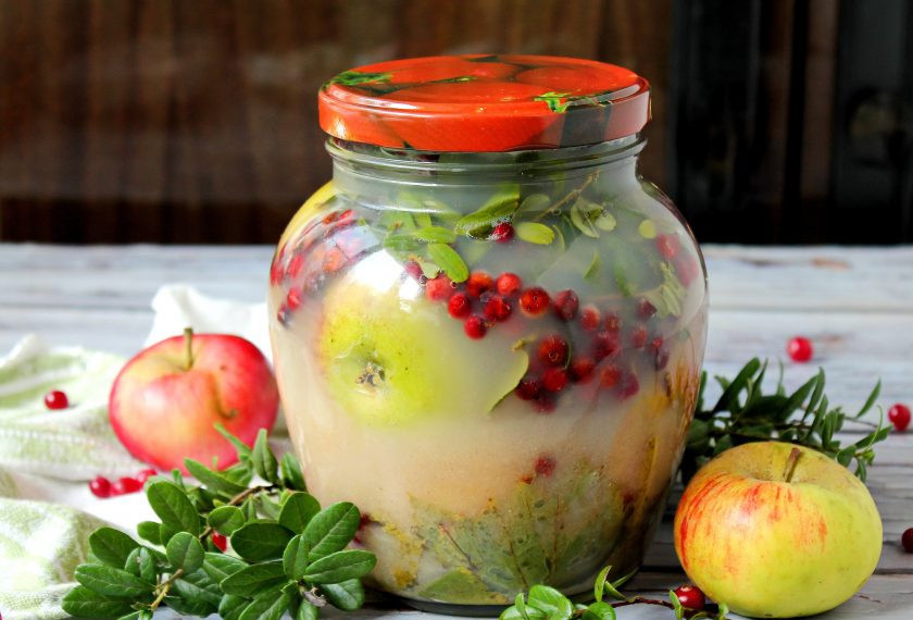 1. Этап. Моченые яблоки с брусникой: Приятных заготовок!