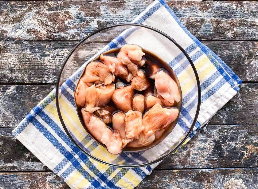 1. Этап. Фунчоза с курицей терияки: Курицу хорошо помойте, обсушите бумажным полотенцем, нарежьте небольшими кусочками, залейте соусом терияки и оставьте мариноваться на 10-15 минут.