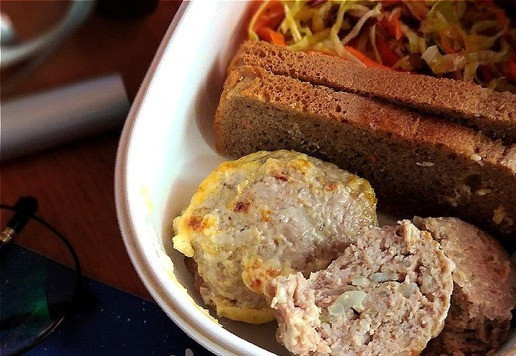 1. Этап. Запечённые котлеты из индейки с кориандром: Котлеты в разрезе. Сочные и очень ароматные.