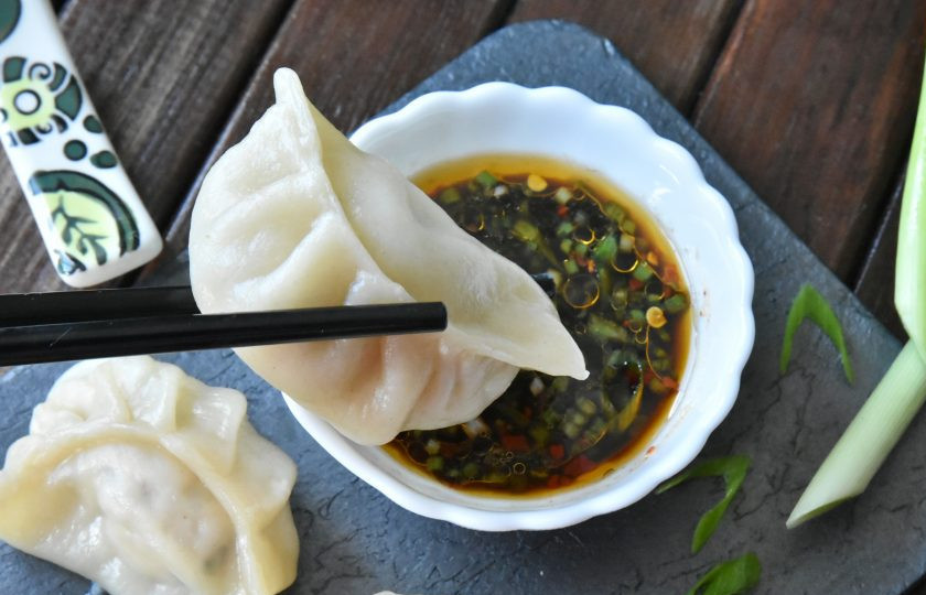 1. Этап. Момо с курицей: Для соуса смешайте соевый соус, рисовый уксус, перечное масло, измельченный чеснок, зеленый лук и хлопья острого перца чили.