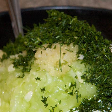 1. Этап. Соус Дзадзики: Добавьте мелко нарезанный укроп и приправить всё белым перцем.