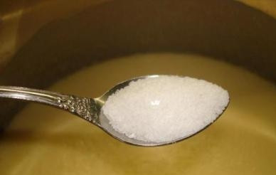 1. Этап. Венское тесто для куличей: Перемешиваем опару, добавляем соль и ванильный сахар.