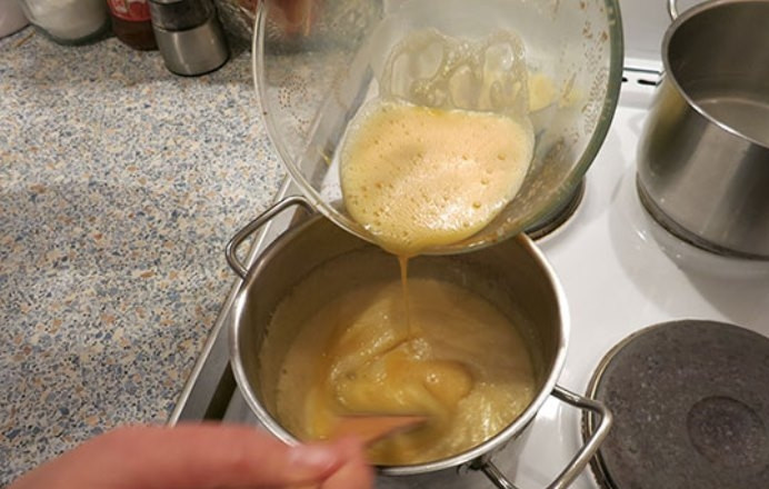 1. Этап. Простой медовый торт: Взбитые до однородности яйца введите в слегка остывшую медовую смесь.