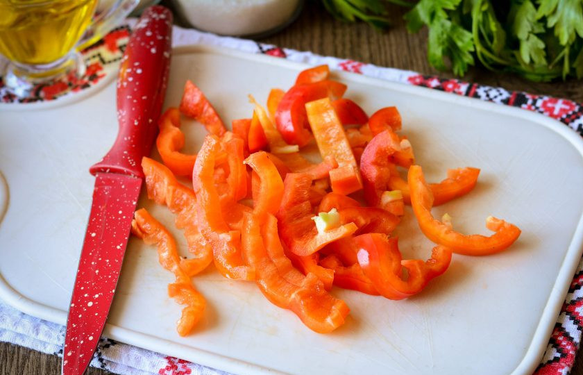 1. Этап. Закуска Бакат: Сладкий перец нарежьте полосками.