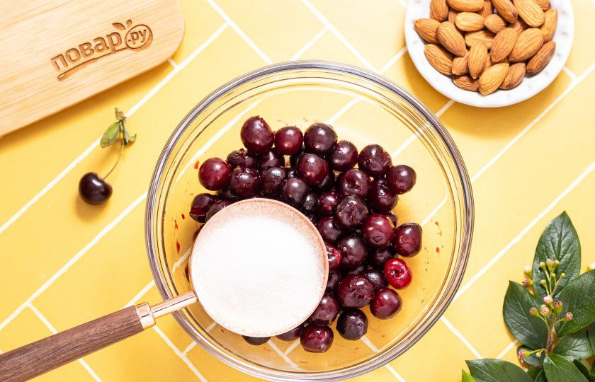 1. Этап. Варенье из вишни с миндалем: Засыпьте ягоду сахаром и оставьте на пару часов, чтобы она пустила сок.