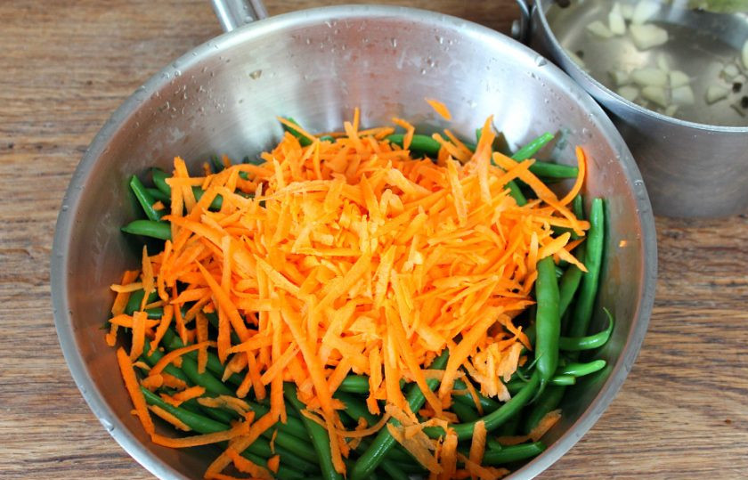 1. Этап. Турша из фасоли по-армянски: К фасоли добавляем тертую морковь.