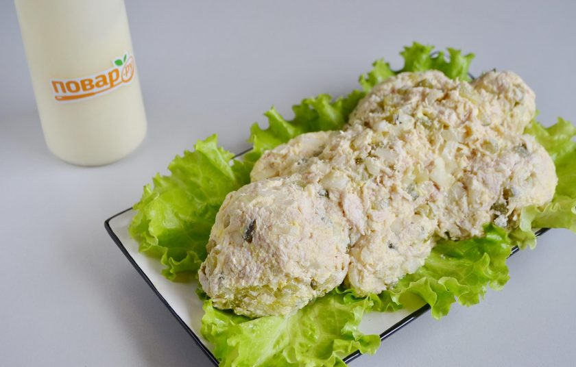 1. Этап. Салат Пасхальный кролик: 8. На листья салата или пекинской капусты уложите салат, формируя тушку кролика.