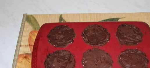 1. Этап. Домашние глазированные сырки: Сверху заливаем шоколадом. Убираем в морозильную камеру на 30 минут.