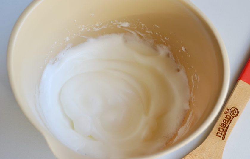 1. Этап. Ореховые пирожные: 5. Белки взбейте миксером до пышной плотной пены.