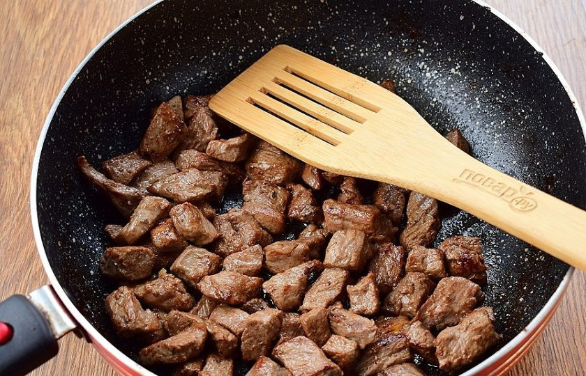 1. Этап. Татарский суп Нохутлы аш: В глубокой сковороде или казане разогрейте масло, обжарьте мясо с двух сторон до румяной корочки.