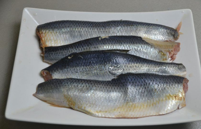 1. Этап. Малосольная селедка в банке: Очистите сельдь, приготовьте из нее филе, нарежьте на кусочки.