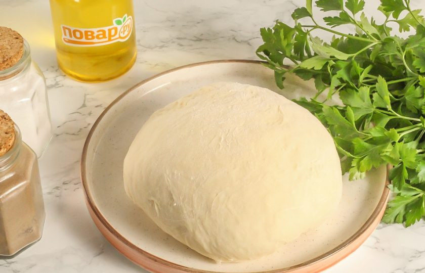 1. Этап. Пельмени Бульмени: Затем по частям добавьте оставшуюся муку и замесите тугое плотное тесто. Накройте его полотенцем или пищевой пленкой и оставьте на 15 минут для активации клейковины.