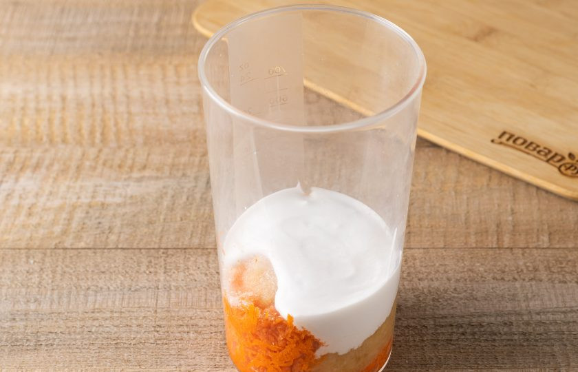 1. Этап. Морковный коктейль: В стакан для блендера переложите яблочное пюре и морковь, добавьте сахар, ванильный ароматизатор и сливки.