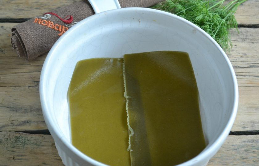 1. Этап. Лазанья классическая: Листы лазаньи положите в кастрюльку и залейте кипятком на 2 минуты. Положите 2 листа в форму для запекания.