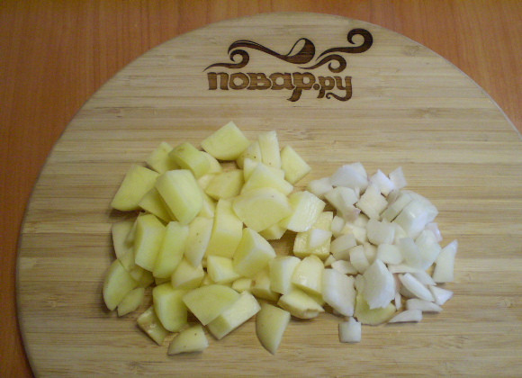 1. Этап. Летний суп из моркови: 4. Режем картофель и лук.