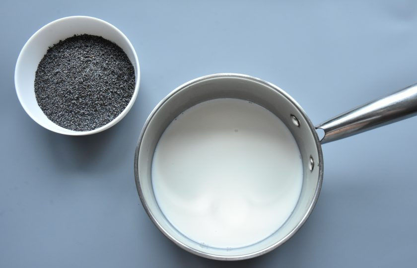 1. Этап. Краффин с маком: В сотейник влейте 200 мл. молока, добавьте маковое семя и 70 граммов сахара. Поставьте посуду на огонь и уварите массу до полного выкипания влаги.