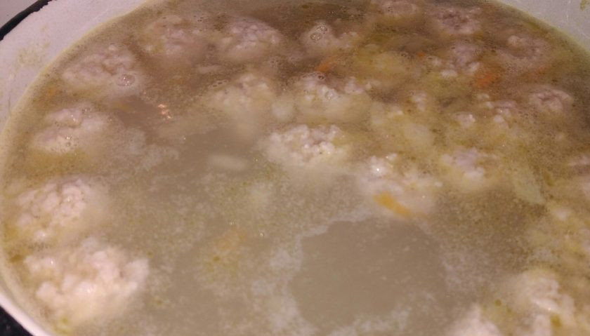 1. Этап. Суп с куриными фрикадельками и овощами: 4. По одной бросайте фрикадельки в кипящий суп, не забудьте убавить огонь.