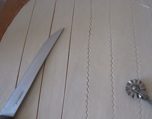 1. Этап. Сочни для бешбармака: 5. После того, как раскатаете пласт, подсушите его (оставив на некоторое время на столе). Далее - разрежьте на полоски вдоль специальным фигурным ножом.