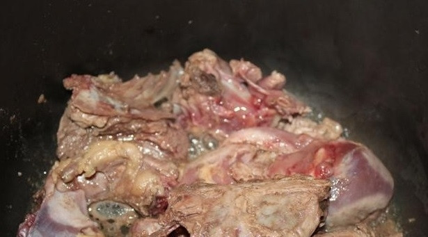 1. Этап. Жаркое из дикой утки: 6. В чашу мультиварки влейте растительное масло. Положите в него кусочки дикой утки и воспользуйтесь режимом жарки. В течение 10 минут обжаривайте дичь. Постарайтесь перевернуть ее несколько раз.