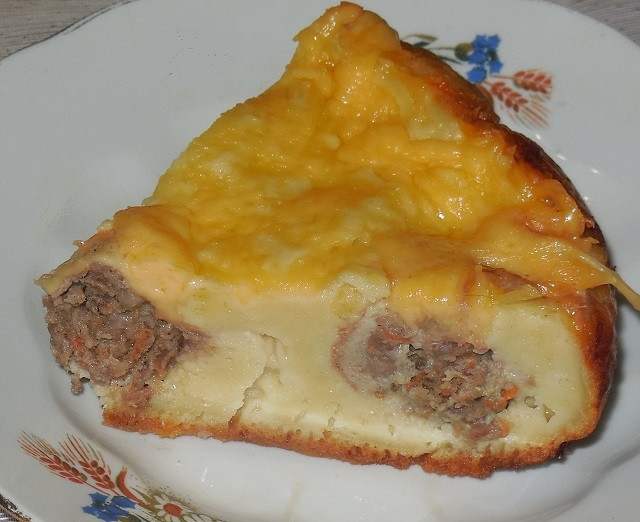 1. Этап. Пирог с мясом на скорую руку: Подавать пирог рекомендую со сметаной. Приятного аппетита!