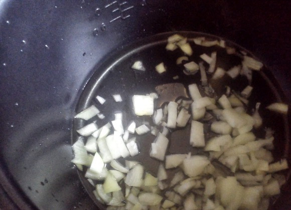 1. Этап. Картофель с сосисками в мультиварке: Наливаем немного растительного масла в чашу мультиварки и включаем режим 