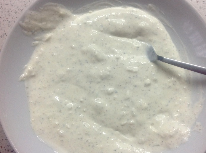 1. Этап. Голени тушеные в мультиварке: Теперь добавляем пару ложек сметаны и хорошенько все перемешиваем.