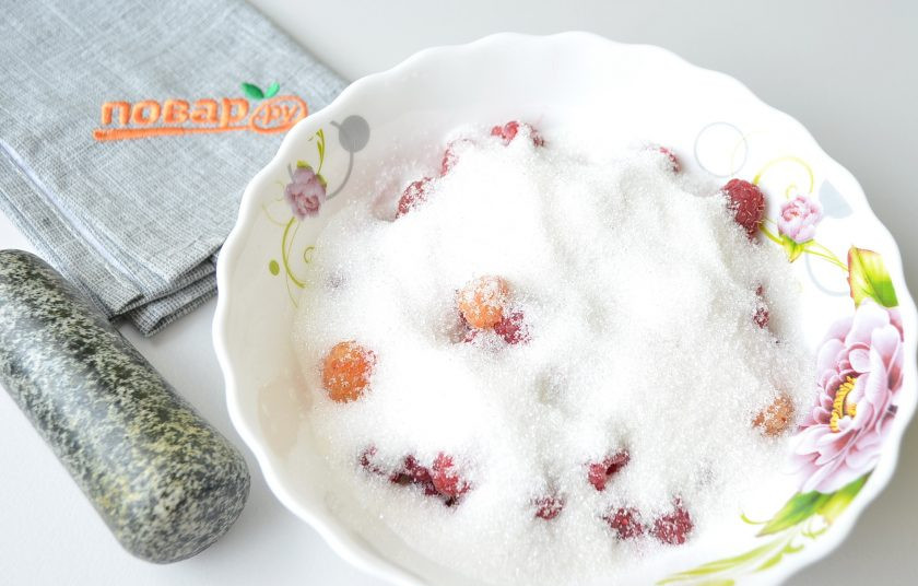 1. Этап. Малина с сахаром: 2. Малину засыпьте сахаром и разотрите. Лучше не используйте окисляющуюся посуду. Идеальный вариант - дерево, пластик, эмалированная посуда, камень натуральный. Я растираю пестиком от мраморной ступки, он тяжелый, все получается легко и быстро.