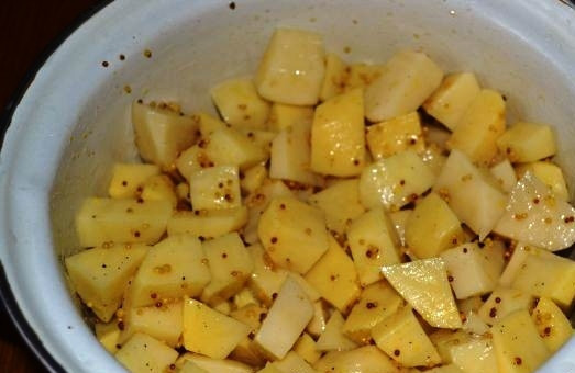 1. Этап. Картошка, запеченная с горчицей: Добавьте горчицу с маслом и специями к кусочкам картофеля, тщательно все перемешайте. Поставьте в холодильник, предварительно накрыв крышкой, чтобы картошка успела промариноваться. Оставьте в холодильнике картошечку на пару часов.