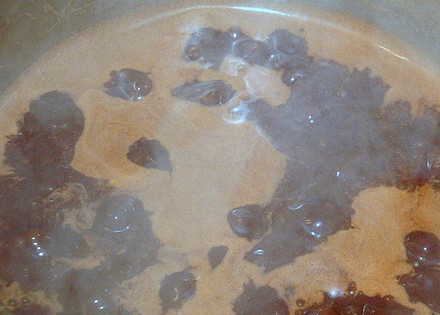 1. Этап. Печенье Картошка: В кастрюльке смешайте воду с сахаром и какао. Доведите до кипения, варите 2 минуты, а затем остудите.