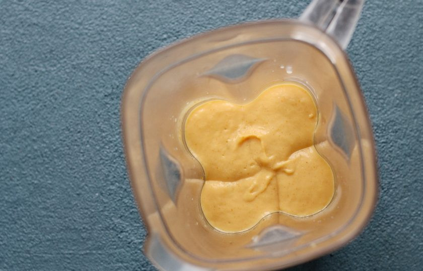 1. Этап. Смузи с хурмой: Измельчите ингредиенты до однородной консистенции.