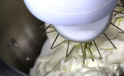 1. Этап. Торт Минутка: Приготовим крем. Обычно для такого торта готовят заварной крем, но я решил попробовать сметанный. Взбиваем сметану миксером, понемногу добавляя сахар.