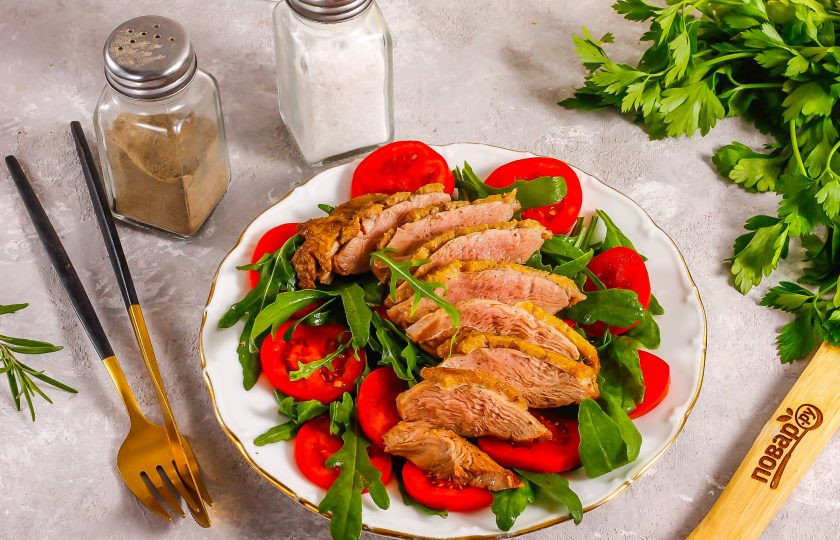 1. Этап. Салат с уткой и рукколой: Подайте блюдо к столу сразу же после выкладывания нарезанной утиной грудки. Можно добавить немного ягод клюквы или смородины, малины.