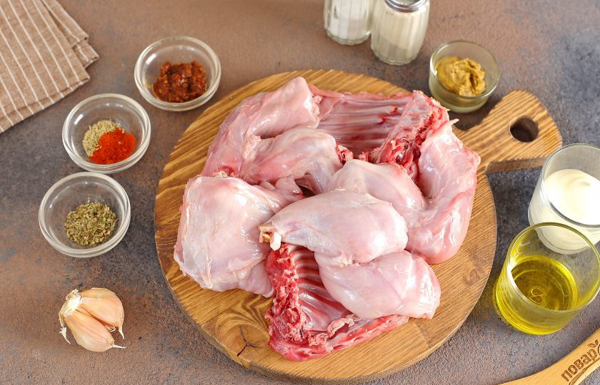 1. Этап. Кролик в собственном соку: Перед приготовлением кролика желательно замочить в холодной воде на несколько часов (2-3 часа будет достаточно). Затем тушку промойте и разделайте на порционные кусочки.