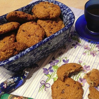 Печенье из цельнозерновой муки с инжиром и шоколадом