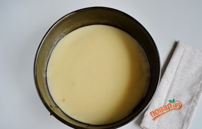 1. Этап. Торт Карпатка с заварным кремом: Форму застелите бумагой, смажьте маслом, вылейте тесто. Поставьте форму в горячую духовку на 30 минут, температура 200 градусов.