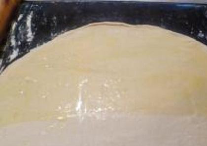 1. Этап. Лепешки слоеные: 1. Приготовим тесто. Просеять муку. Дрожжи развести в теплой воде. Добавить соль и муку. Замесить мягкое тесто и поставить в теплое место. Около часа понадобится, чтобы тесто поднялось. Раскатать тесто. Нужен очень тоненький пласт теста. Растопить сливочное масло и хорошо смазать все тесто.