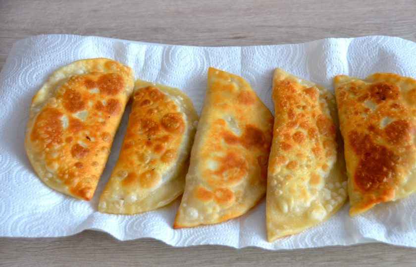 1. Этап. Чебуреки по-французски: Чтобы избавиться от излишков масла, выложите готовые чебуреки на бумажное полотенце.