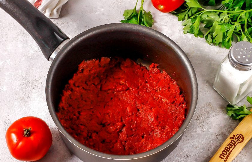 1. Этап. Томатная паста из запеченных помидоров на зиму: Из указанного количества помидоров получится примерно 300-350 грамм пасты. Как только вас будет устраивать ее густота, влейте в емкость уксус и перемешайте. По желанию можете отпюрировать массу погружным блендером.