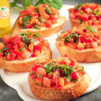 Брускетта с базиликом