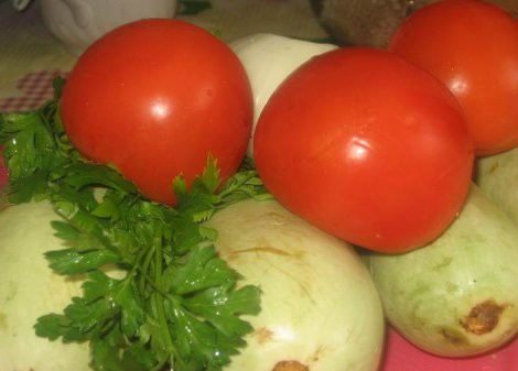 1. Этап. Кабачки с манкой: Сперва вымойте кабачки и помидоры. Кабачки следует очистить от кожуры и порезать кольцами по 1см. Помидоры порезать тонкими дольками.